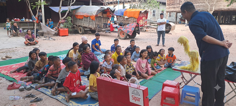 The "Little Prince" Bookmobile is reaching out to displaced children