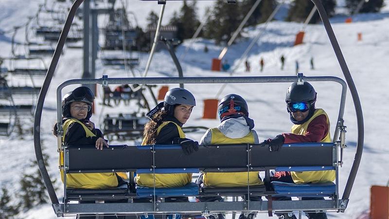 Et si la montagne devenait un terrain de découverte et de confiance pour les jeunes ?