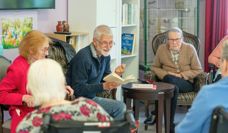 Apporter du bonheur aux personnes agées isolées grâce à la lecture